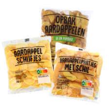 Aardappelschijfjes, aardappelpartjes met schil of opbak aardappelen ui en paprika